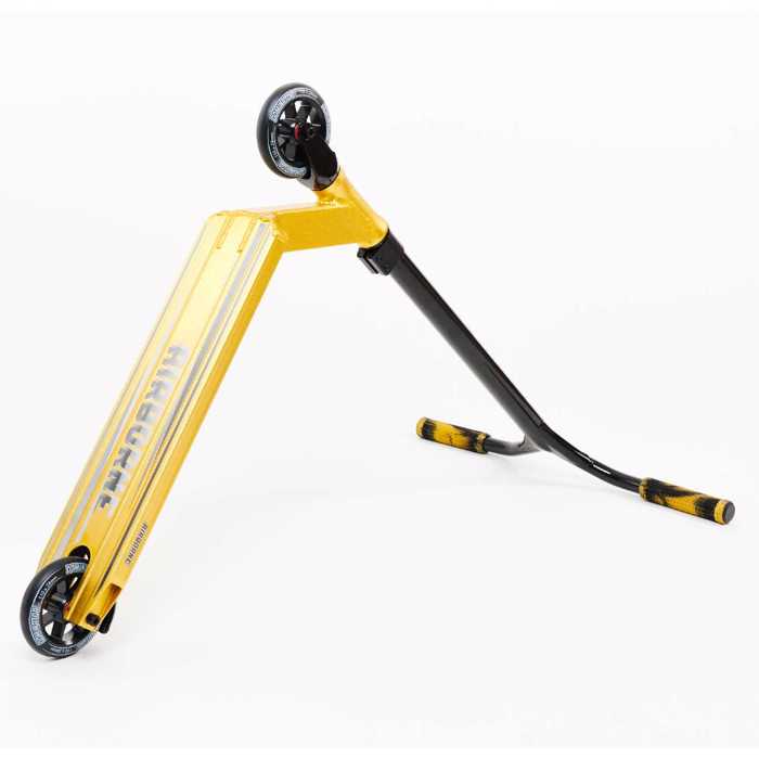 Dominator Airborne Scooter - Gold/Black Dominator Airborne Patini - Xruso/Mavro
